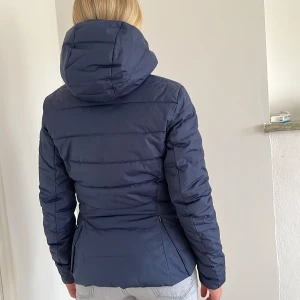 Ridjacka - En super fin mörkblå rid jacka från jh collection! Den är i xs men passar även s. 💕