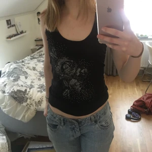 Svart linne  - Svart linne med paljetter. Knappt använt💗