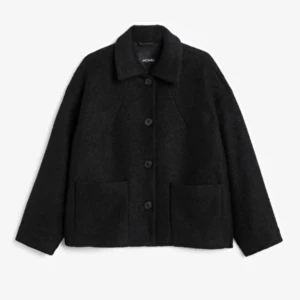 Kappa - Jätte fin svart kappa från Monki i storlek S men passar andra storlekar också. Den är helt slutsåld på hemsidan i alla storlekar utom xxl. Nypris 600 kr och jag säljer för 250 kr. Fint skick men den är lite nopprig. Passar perfekt nu till våren. 🫶🏻🫶🏻