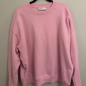 Rosa Sweatshirt  - Rosa Swearshirt från Bershka som är köpt i Polen. Endast provad på. Skönt tyg inuti. Den har en oversized passform.🤍 