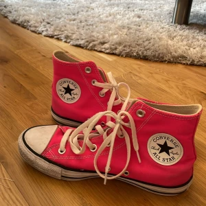 Converse - Rosa converse som är riktigt snygga! Knappt använda på grund av att de är för små.