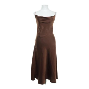 Silkesklänning - Brun klänning i silkes-liknande material i storlek XS🤎jag köpte den på Sellpy i superfint skick men den var inte kommit till användning. 150kr + frakt 📦 