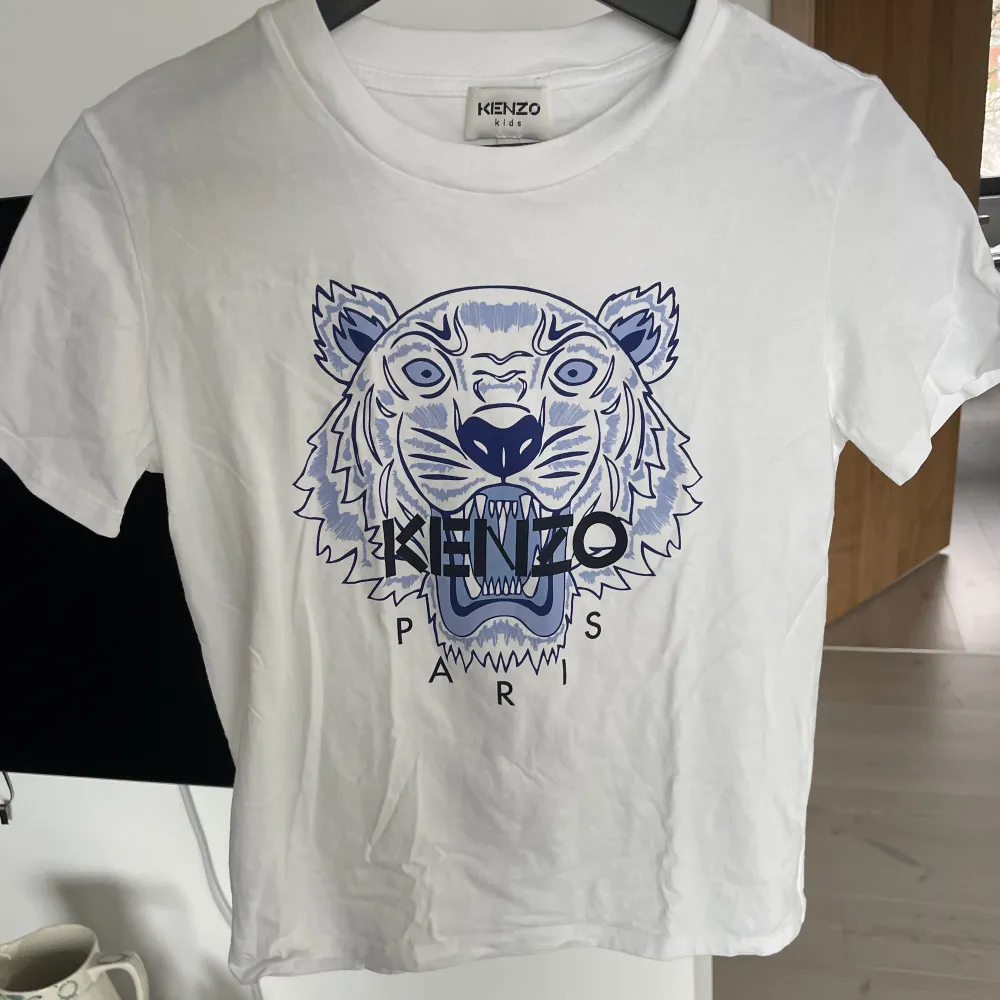 Vit kenzo T-shirt som är köp på barn sidan men är som en xs. Aldrig använd . T-shirts.