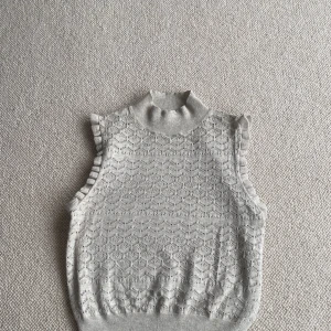Blusaktig väst  - Blusaktig väst med fina detaljer, beige. Stl S från Bik Bok. Inga slitage och knappt använd.