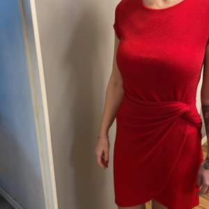 En fin röd klänning som har lite glitter i sig som man ser på bilden som också passar till olika tillfällen 💖