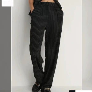 Randiga kostymbyxor  - Skit snygga svarta randiga kostymbyxor som tyvärr var förstora💕 (lånade bilder köpt på plick)