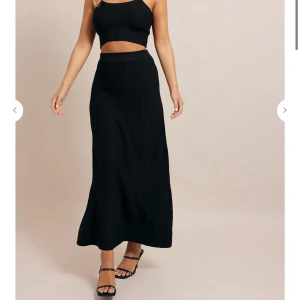 Chiquelle kjol - Lång svart kjol från Chiquelle. Storlek M/L. Aldrig använd & lappen är kvar. 