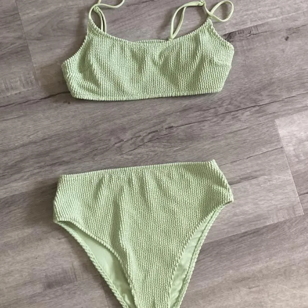 Grön bikini från h&m💚💚🤍❣️ jätte bra skick och bara används ett få anstalt gånger❤️‍🔥 kom privat för fler bilder . Övrigt.