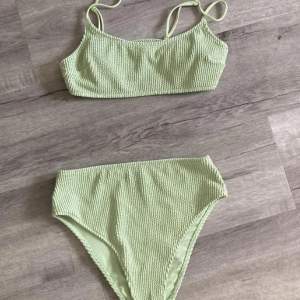 Grön bikini från h&m💚💚🤍❣️ jätte bra skick och bara används ett få anstalt gånger❤️‍🔥 kom privat för fler bilder 