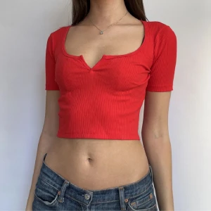 Zara röd topp  - Lånade bilder från förra ägaren :)! Säljer då det är inte min stil. Den behöver en ny ägare som kan styla den fint 💕✨️ Den är från zara och är jättefin 😽