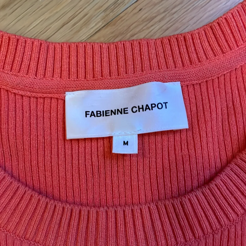 Nästan helt oanvänd stickad t-shirt från Fabienne Chapot. Riktigt skönt material med fin passform. Tröjor & Koftor.