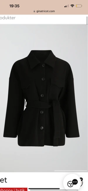 Kappa  - Säljer denna kappa från gina tricot och passar perfekt nu till våren. Den är i storlek M och köptes för 600 men säljer nu för 260 ink frakt. Kappan har använts några gånger men finns inga hål osv!!