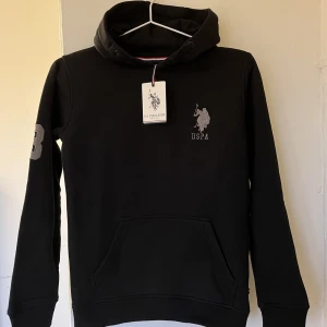 U.S. POLO ASSN. Hoodie  - U.S. POLO ASSN. Hoodie i barnstorlek aldrig använd bara provad på och har fortfarande lappen kvar, storlek 10-11år köpt på kids brand store, 250kr +frakt💙