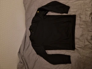 Lyle & Scott tröja svart - Lyle and scott tech crewneck i storlek S. Knappt använd i riktigt gott skick!