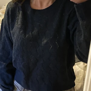 Tröja - Mörkblå stickad tröja från Vero Moda. Inga defekter eller noppror. Nästan nyskick. Frakt tillkommer!