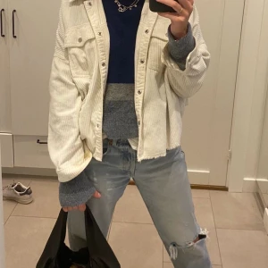 Zara jacka  - En fin jacka från zara. Perfekt till våren!! ❤️‍🔥👌🏼 (de två första bilderna är lånande på samma jacka, sista är min) 