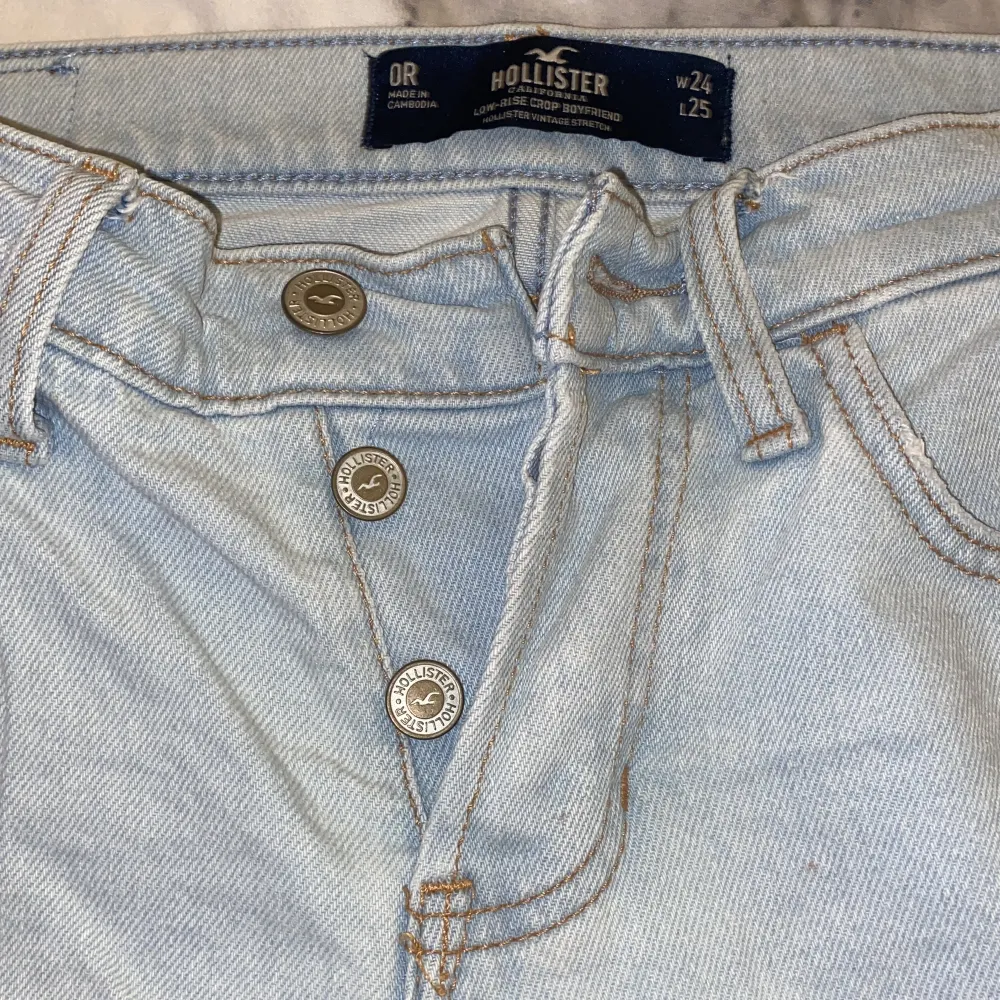 Low - rise hollister jeans som har blivit små för mig. Dem e jätte fina till sommaren. Skriv om du är intresserad. Har själv köpt dem för 600 kr för 2 år sen har bara använt 3 gånger. . Jeans & Byxor.