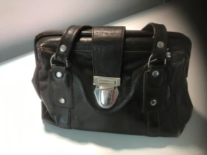 Retro handväska  - Snygg gammaldags brun väska äkta läderväska, med knäppning av äldre modell. 