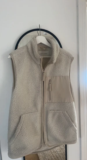 Fleece väst  - Säljer min fleece väst från A days march, i gott skick