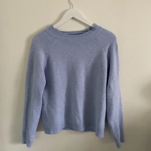 Stickad tröja  - Säljer denna jättefina tröja från vero Moda, använd ca 5 gånger men är i superbra skick!