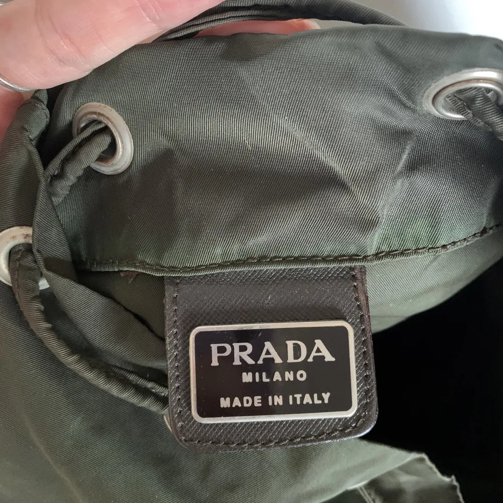 INKLUSIVE FRAKT❣️📦 Mörkgrön Vintage Prada Nylon ryggsäck. Medelstorlek. Unisex.  ❣️Skickad PM för fler bilder eller vid frågor.  ❣️Defekter: små defekter på den övre delen av väskan.  Se bilder.  allmänt slitage som kan förväntas för en 10+ år gammal väska.. Väskor.