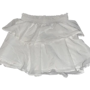 Sommarkjol i nyskick - Sommarkjol som alldrig använts  Inga synliga defekter 