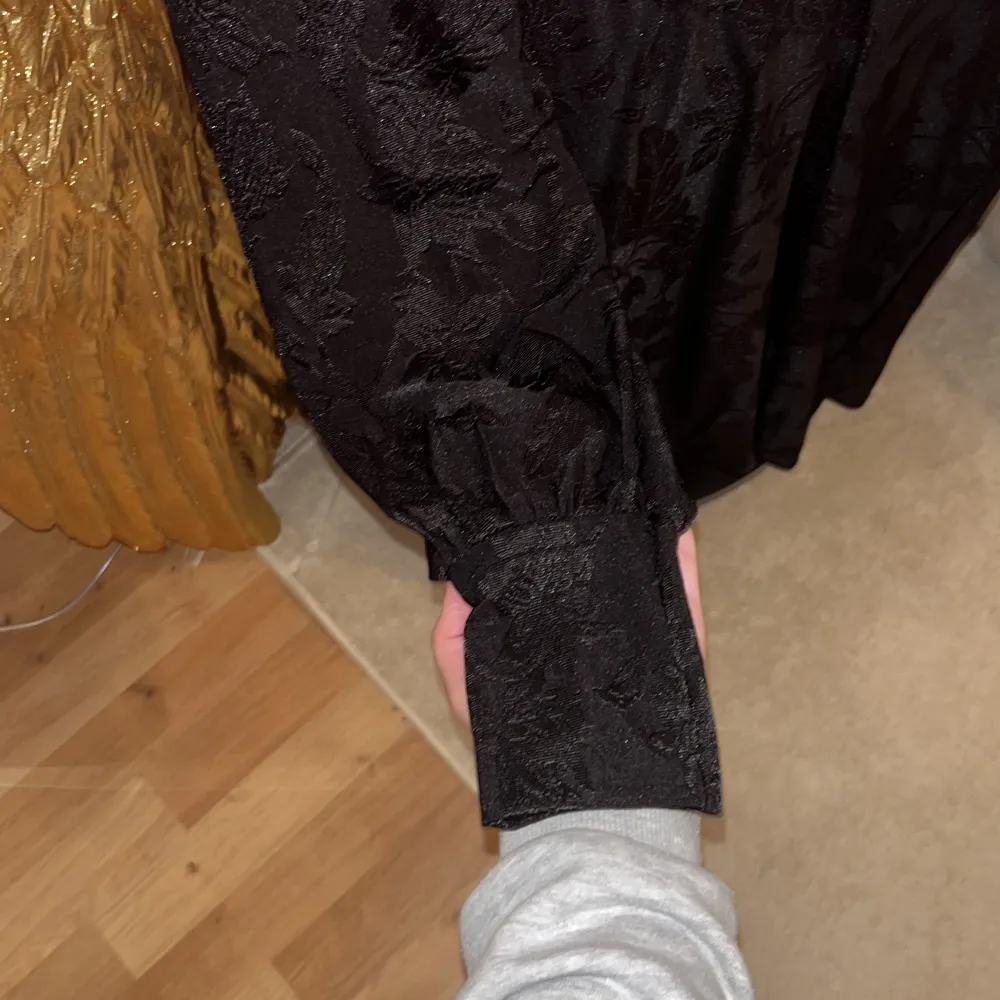 Helt ny svart elegant midi klänning från Gina Tricot, fint mönster med knappar framtill, ”puffärmar” som blir tajta längt ned vid ärmslut  Strl M  Nypris 459kr . Klänningar.