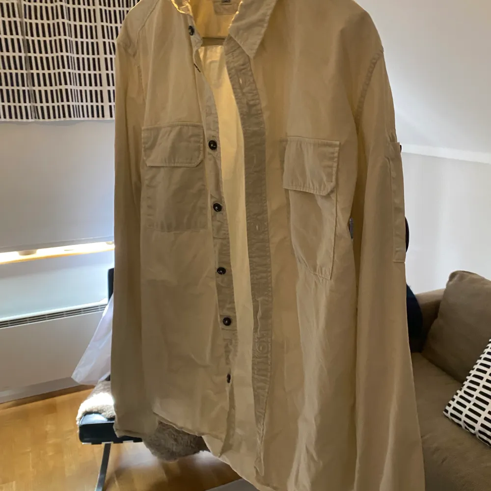 C.P Company overshirt vit i väldigt bra skick köpt på Nk i Stockholm . Skjortor.