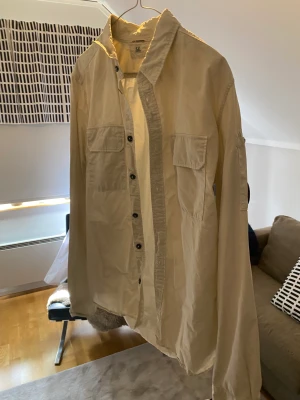 Cp Company overshirt  - C.P Company overshirt vit i väldigt bra skick köpt på Nk i Stockholm 