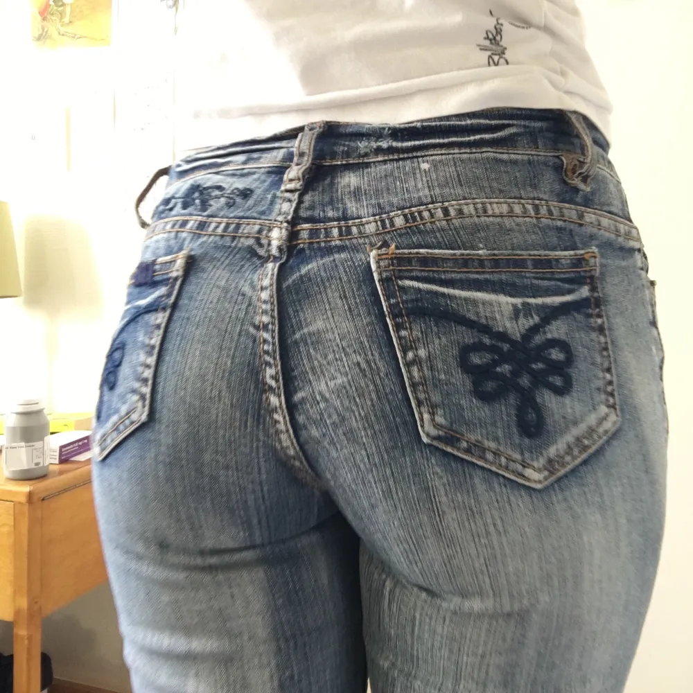 Lågmidjade jeans med bootcut och coola detaljer. Unika! ❤️Köpta på beyond retro. Märker är UND 🥰Väldigt tajta - skulle säga att de är XS fast lappen säger S. De är dock stretchiga. Jag är 163 cm 🥰🥰. Jeans & Byxor.