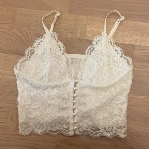 Vit topp - Säljer den här söta toppen som inte kommer till någon användning lämgre 