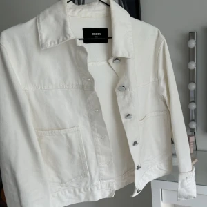 Jeansjacka  - Jätte fin jeansjacka i super bra skick. 