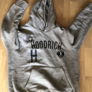 Hoodrich hoodie  - Grå hoodrich hoddie i nyskick 