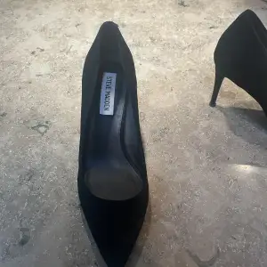 Fräscha klackskor från Steve Madden! Värde 1000kr. Använda 2 gånger men säljer pga att dom är för stora för mig. Fräscha och i bra skick. Finns även kvar skokartong. Storlek 38. Klackhöjd: 8 cm