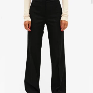 Kostymbyxor från Monki  - Kostymbyxor från monki mina är använda men fortfarande i bra skick