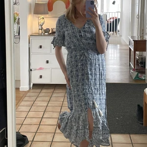 Mönstrad maxi klänning med slits - Säljer denna underbara klänning🦋jättefin med knyten i midjan samt slits.  Köpt i usa 2019, använd ett fåtal gånger. För fler bilder kontakta mig🙌🏻  Möts i Stockholm eller fraktas🤍