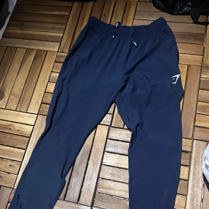 Gymshark sport joggers  - Oanvända från gymshark nypris 500kr. Träningsmaterial och dragkedja vid anklarna. Små i storleken så om du brukar köpa XS kommer dessa passa bra 