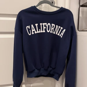 Sweatshirts  - Blå sweatshirt i storlek S. Köparen står för frakten!💙