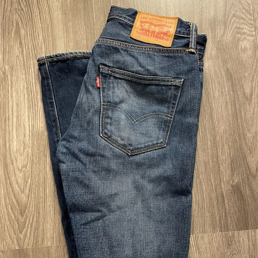 Ett par Levis 501 herrmodell i fint skick! Storlek W30 L32. Jeans & Byxor.