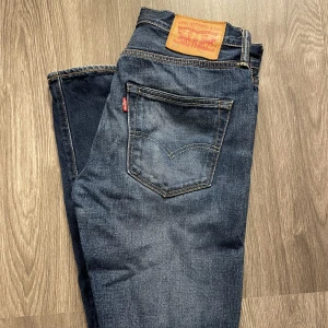 Levis 501 - Ett par Levis 501 herrmodell i fint skick! Storlek W30 L32