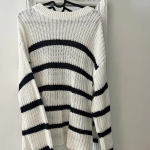 Randig stickad  - Fin stickad tröja med marinblå ränder. Från lager 157, använd max 2 gånger💕