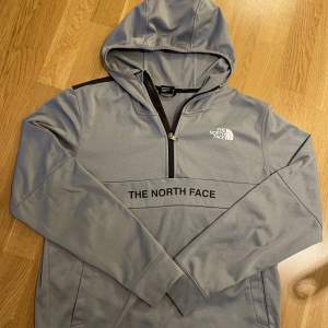 Grå The North Face kofta i storlek M. Koftan är i riktigt bra skick och är knappt använd.  Kontakta ifall du är intresserad, möts och fraktar, öppen för bud!