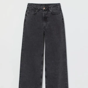 Wide high waist jeans  - Svart/gråa jeans som jag inte använder längre. 