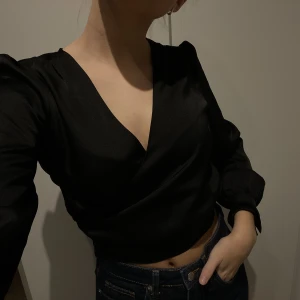 Svart fin blus  - Nästintill oanvändbar svart blus! I mycket gott skick!
