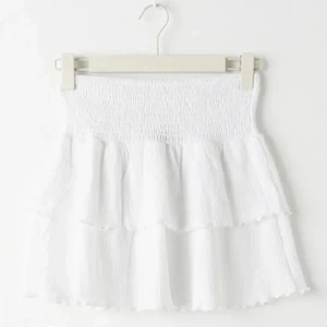 Vit volangkjol  - En vit volangkjol som tyvärr inte kommit till användning så mycket. Den är både snygg att ha som en kjol och topp. Första bilden är lånad, det är bara att skriva om du vill ha fler bilder eller har andra frågor (Obs: använder inte köpt direkt funktion)🥰😌