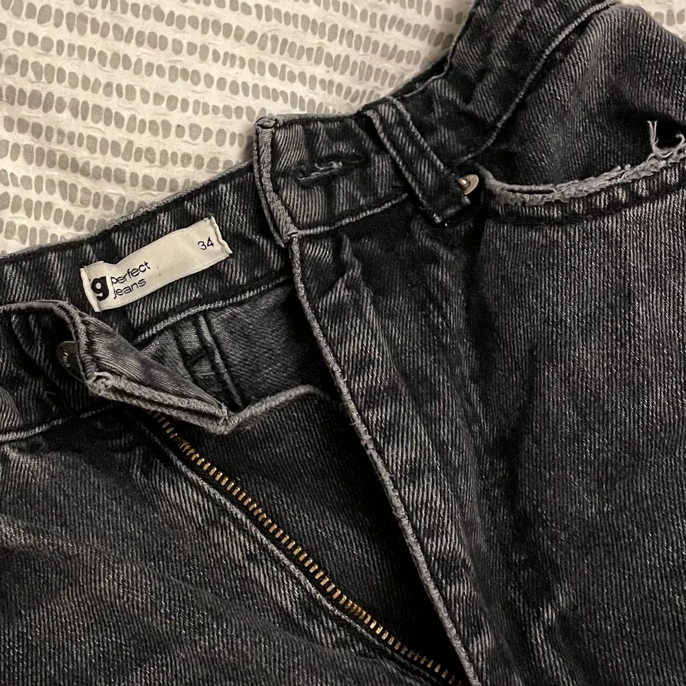 Säljer mina älskade ”IDUN WIDE- jeans relaxed fit” från Gina Tricot i färgen ”offblack” (Storlek:34) då jeansen har blivit för små. Vill du ha mer bilder på jeansen/har någon fråga är det bara att kontakta mig❤️. Jeans & Byxor.