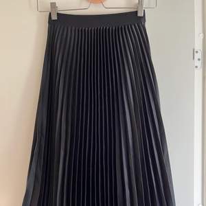 Plisserad kjol från hm, går ner till under knäna 💗