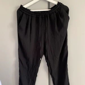 Svarta tunna byxor - Storlek 36