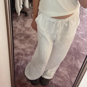 vita linnebyxor  - säljer dessa fina vita linnebyxorna från Gina i storlek 34! de är lite långa på mig! så passar nog perfekt på nån som är runt 1,65! (Jag är 1,58)💕💕