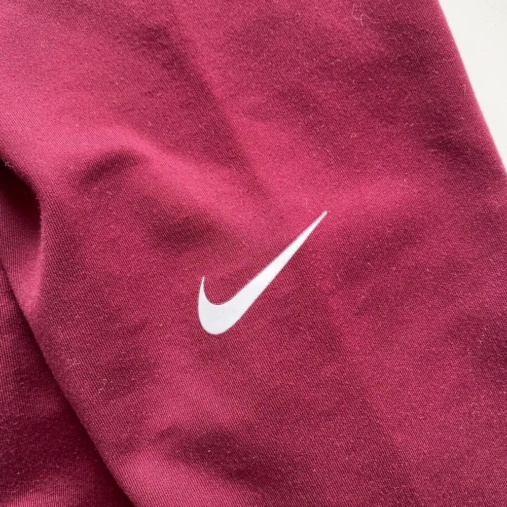 Vinröda Nike träningstights i storlek s. Supersköna och sparsamt använda. Säljer då de inte längre används.. Jeans & Byxor.
